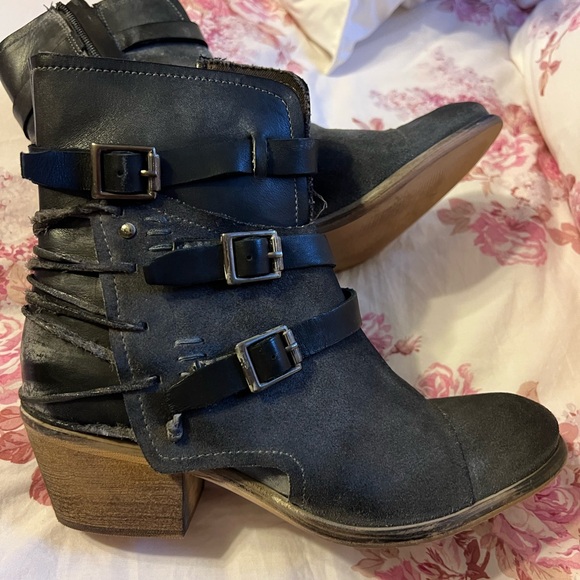Bed Stu Shoes - Roan by Bed Stu jag suede ankle boot Gray/Black genuine leather size 6. New